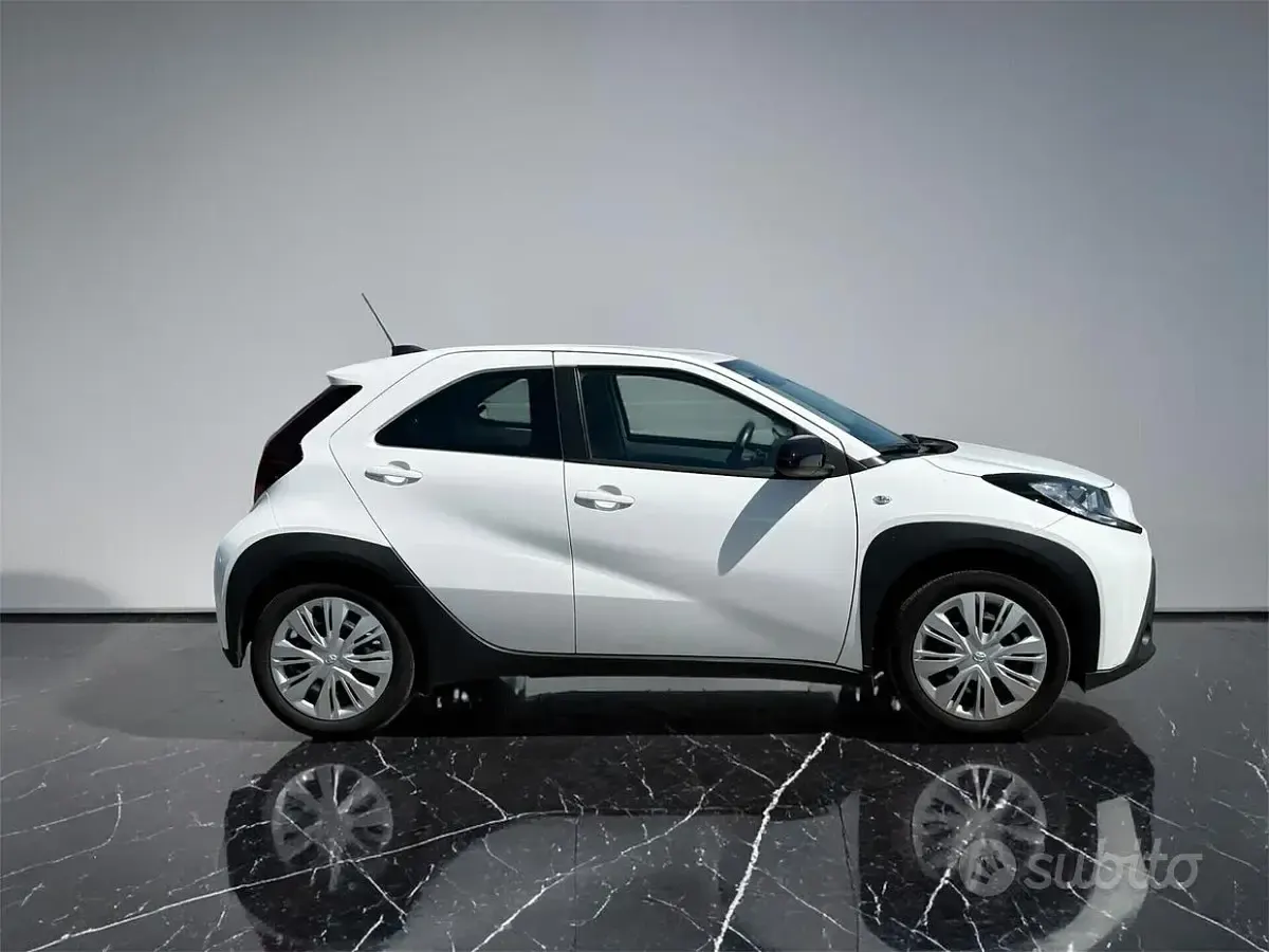 Usata Toyota Aygo X Active 72 CV (52 kW) 2023 Bianco pastello SUV