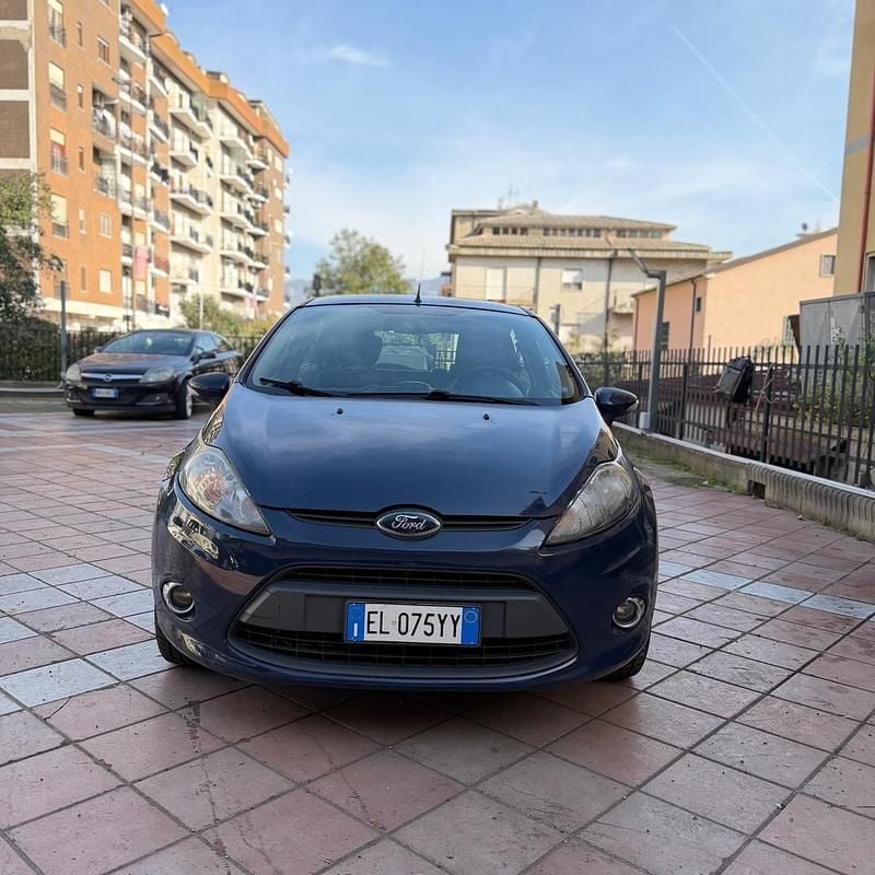 Usata Ford Fiesta 70 CV (51 kW) 2012 Blu Berlina