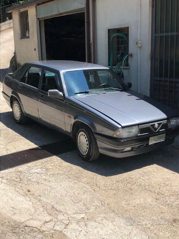 Usata Alfa Romeo 75 110 CV (80 kW) 1988 Grigio Berlina