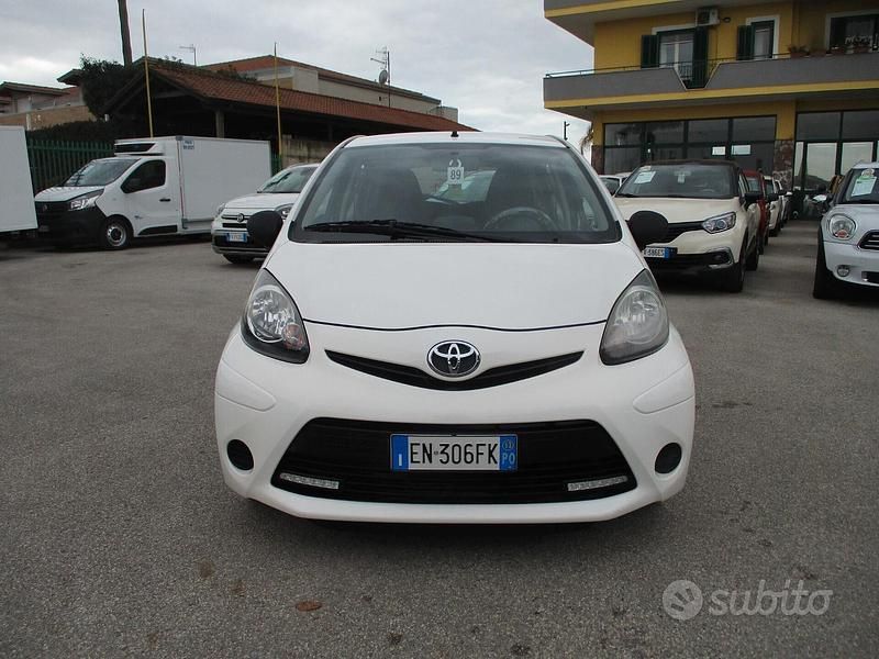 Usata Toyota Aygo Connect Style 68 CV (50 kW) 2012 Bianco Utilitaria