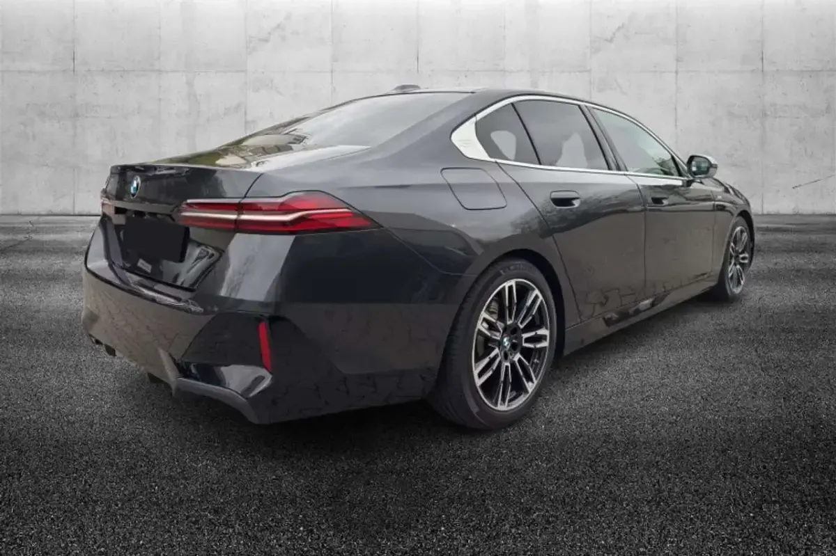 Usata BMW 520 M Sport 197 CV (144 kW) 2024 Grigio Berlina