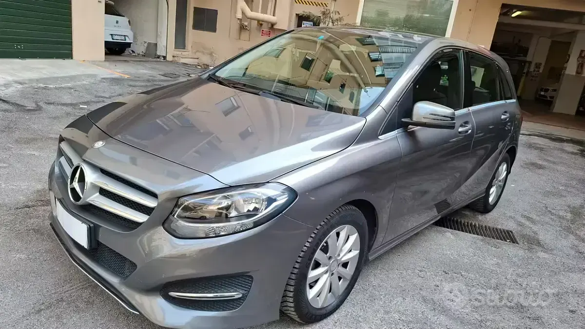 Usata Mercedes B180 Premium 109 CV (80 kW) 2017 Grigio Monovolume