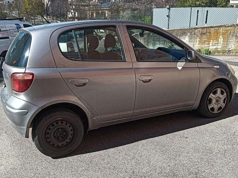 Usata Toyota Yaris 65 CV (47 kW) 2004 Argento Utilitaria