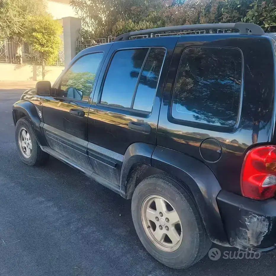 Second-hand Jeep Cherokee 163 CP (119 kW) 2005 Negru SUV