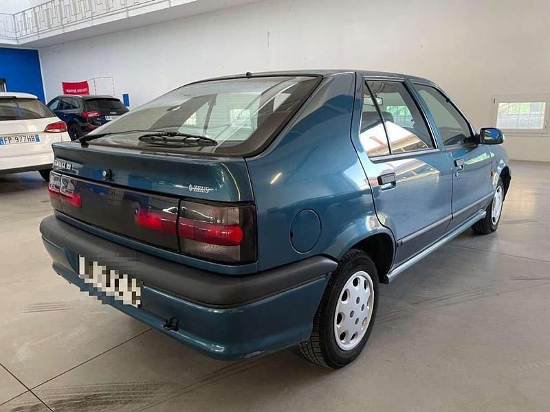 Usata Renault 19 80 CV (58 kW) 1993 Blu pastello Berlina