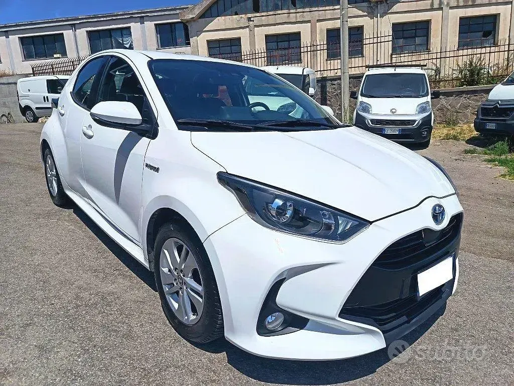Usata Toyota Yaris Hybrid Lounge 92 CV (67 kW) 2021 Bianco Berlina