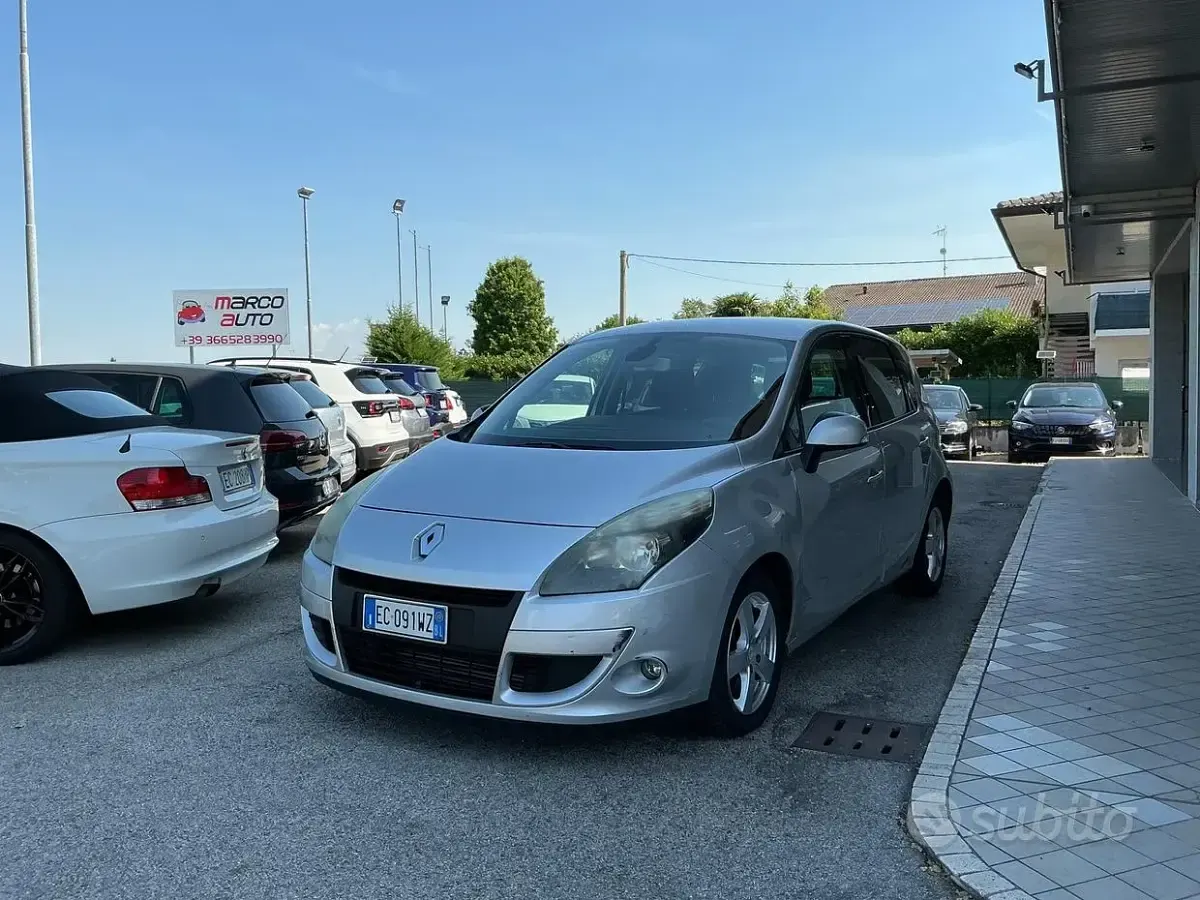 Usata Renault Scénic 110 CV (80 kW) 2010 Grigio Monovolume