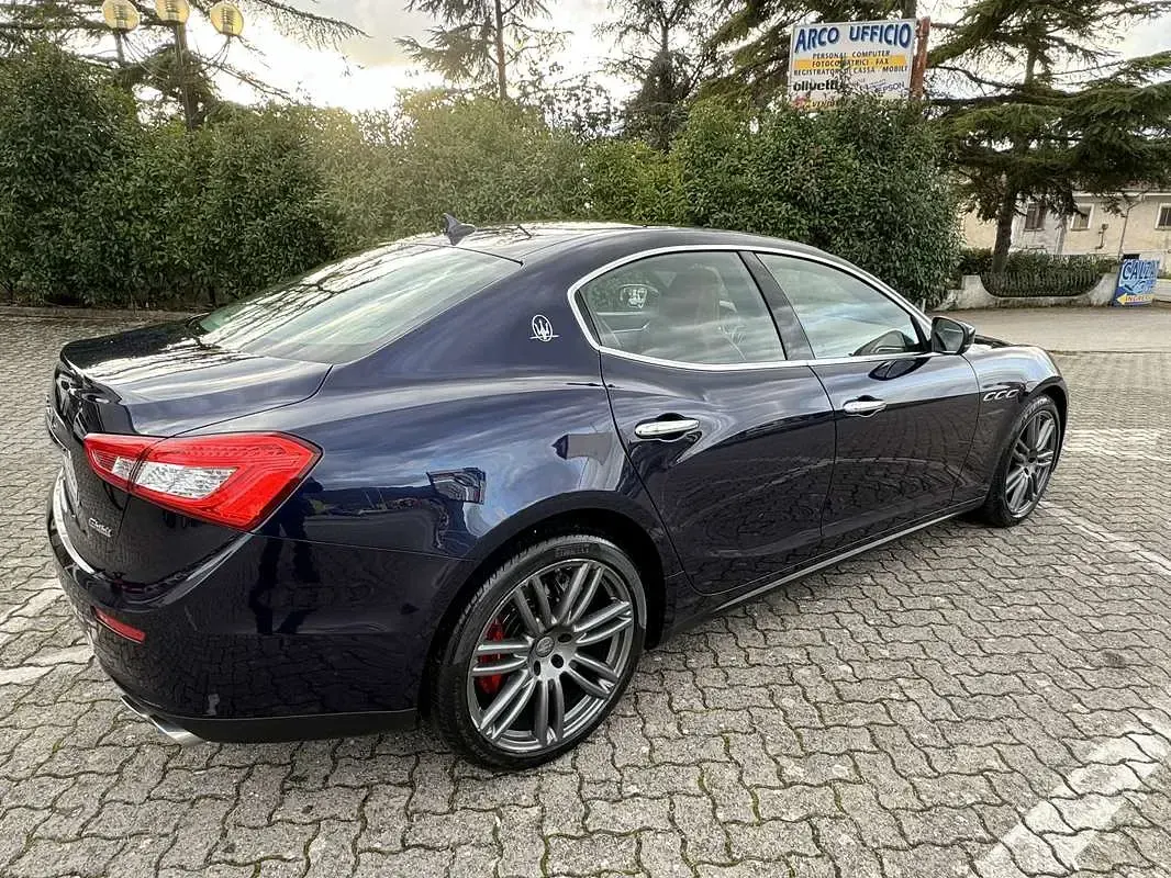Begagnad Maserati Ghibli 275 HK (202 kW) 2018 Blå Sedan