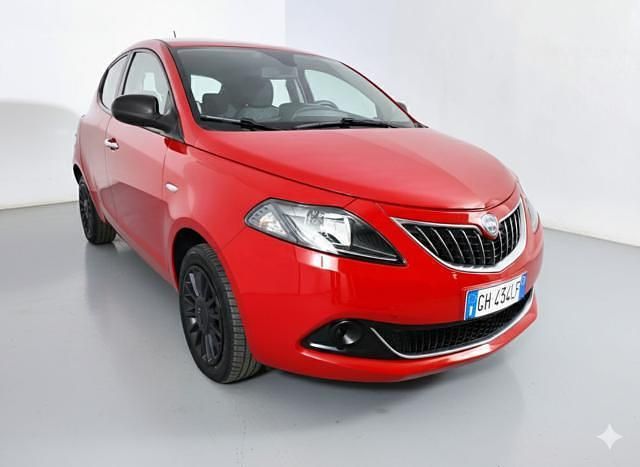 Usata Lancia Ypsilon Silver 69 CV (50 kW) 2021 Rosso(met.) Utilitaria