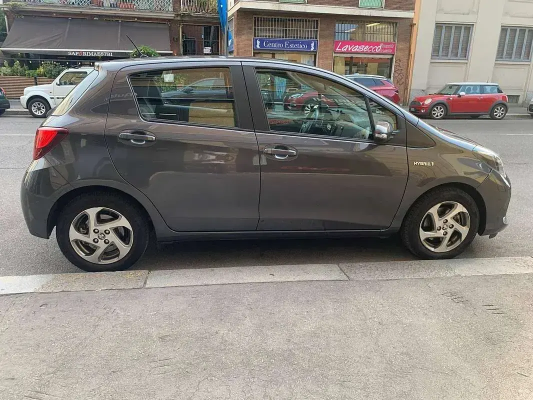 Usata Toyota Yaris Hybrid Active 75 CV (55 kW) 2016 Grigio Berlina