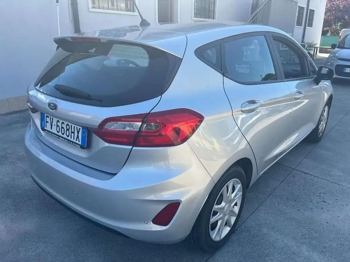 Usado Ford Fiesta 69 HP (50 kW) 2019 Cinzento Citadino