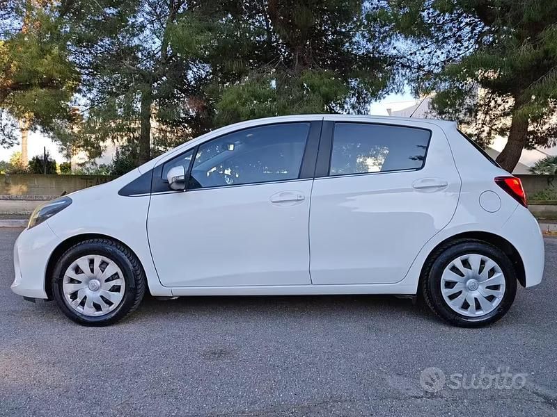 Usata Toyota Yaris 69 CV (50 kW) 2015 Bianco Utilitaria