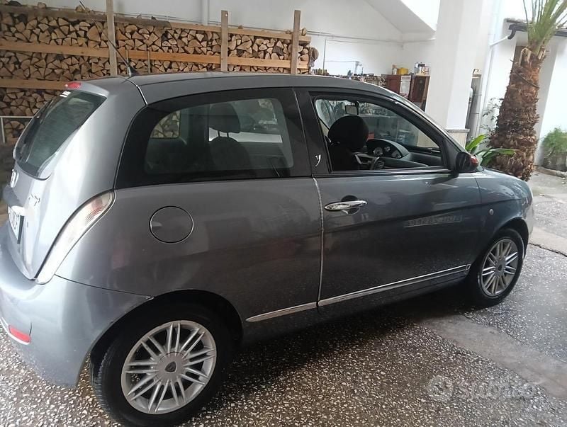 Usata Lancia Ypsilon 75 CV (55 kW) 2009 Grigio Utilitaria