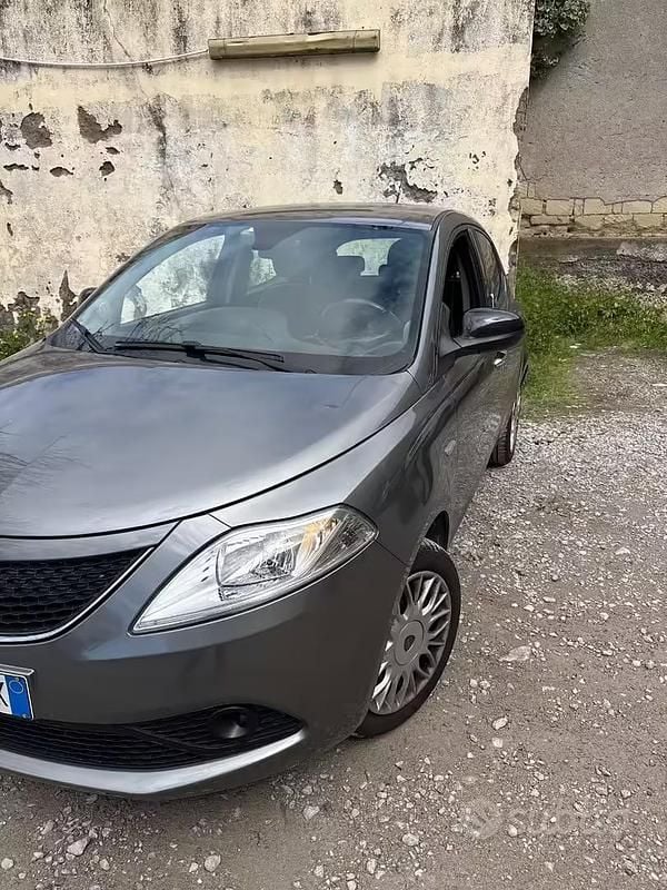 Usata Lancia Ypsilon 69 CV (50 kW) 2017 Grigio Utilitaria