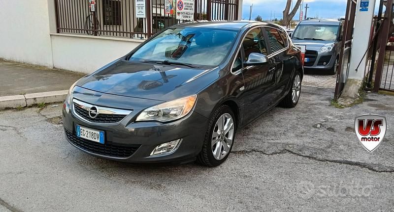 Usata Opel Astra Cosmo 110 CV (80 kW) 2010 Gray Berlina