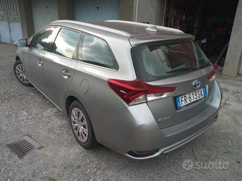 Usata Toyota Auris Hybrid 99 CV (72 kW) 2018 Grigio Station wagon