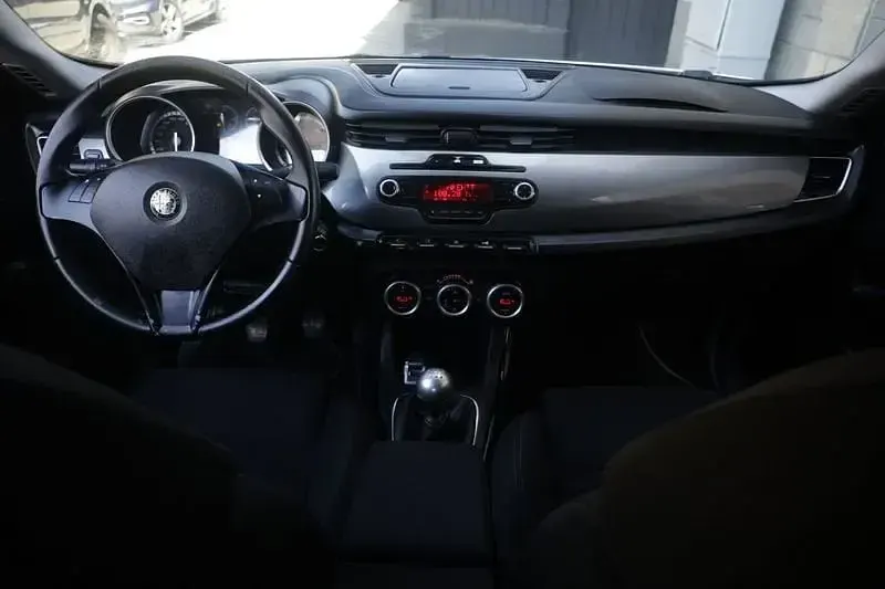 Usata Alfa Romeo Giulietta Exclusive 105 CV (77 kW) 2013 Argento Utilitaria