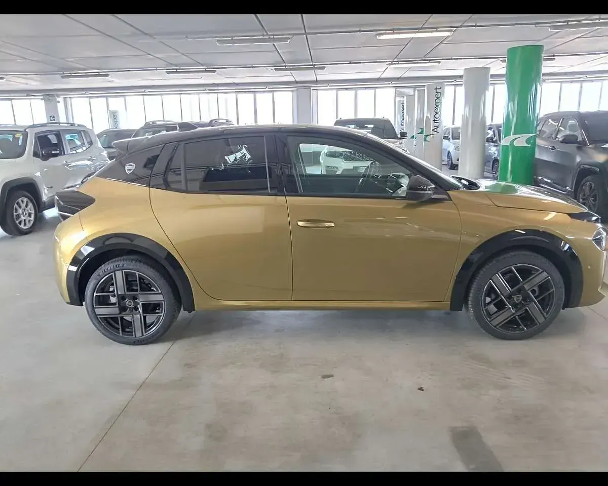 Nuova Lancia Ypsilon 101 CV (74 kW) 2025 Vernice oro con tetto nero Utilitaria