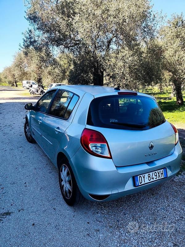 Usata Renault Clio II Dynamique 75 CV (55 kW) 2010 Grigio Berlina