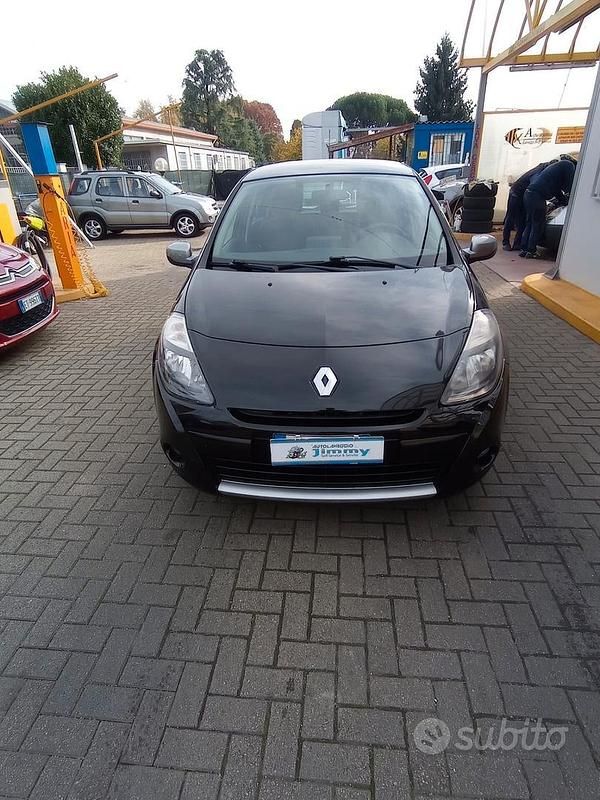 Nero Usata 2010 Renault Clio II Tre volumi | 3999 € (Buon prezzo) - Immagine 1/4