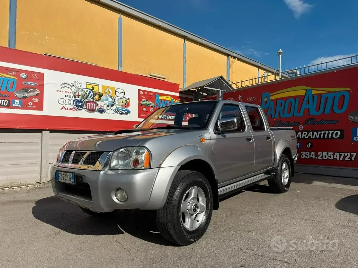 Usata Nissan Navara 133 CV (97 kW) 2002 Grigio Pick-up