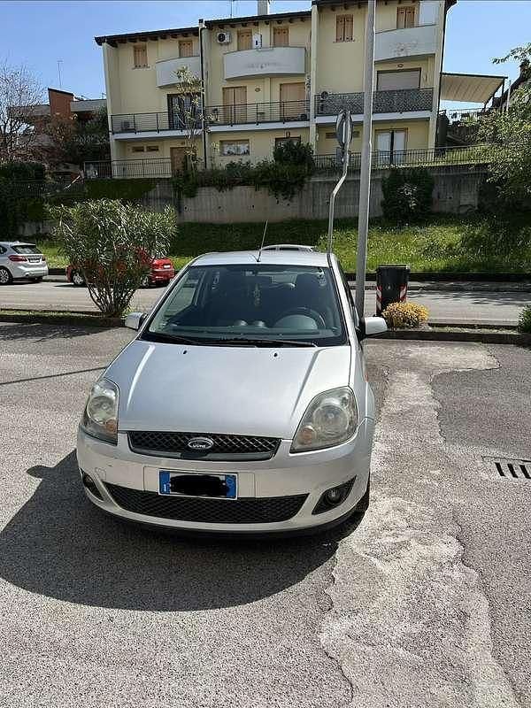 Usata Ford Fiesta Ghia 68 CV (50 kW) 2007 Grigio Utilitaria