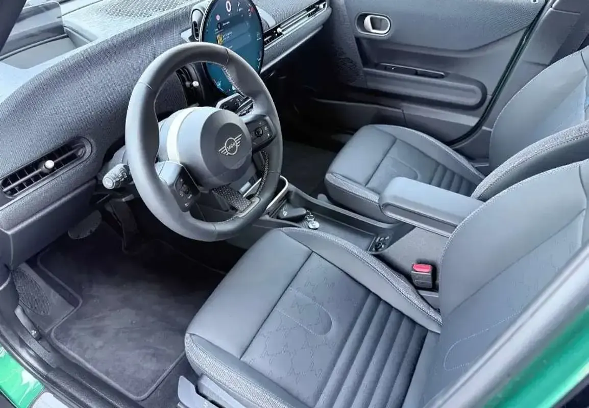 Usata Mini Cooper Favoured 114 kW (156 CV) 2025 Verde Utilitaria