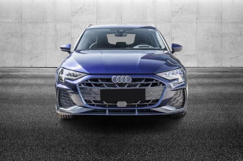 Usata Audi A3 e-tron S-Line 116 CV (85 kW) 2024 Blu metallizzato Utilitaria