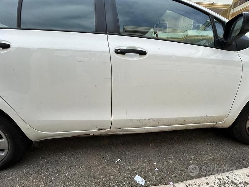 Usata Toyota Yaris 69 CV (50 kW) 2009 Bianco Utilitaria