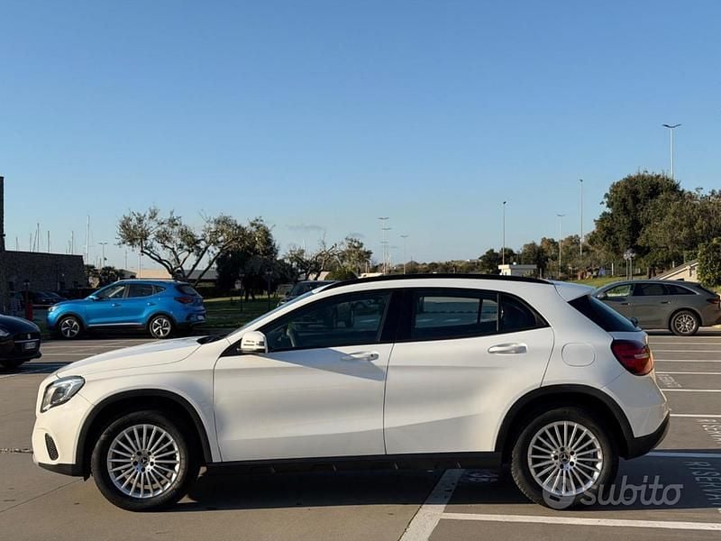 Usata Mercedes GLA180 Night 122 CV (89 kW) 2019 Bianco SUV