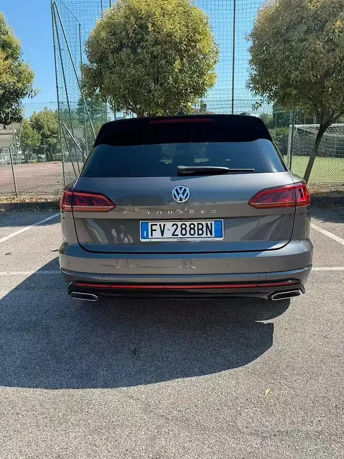 Usata VW Touareg R-line 231 CV (169 kW) 2019 Grigio SUV