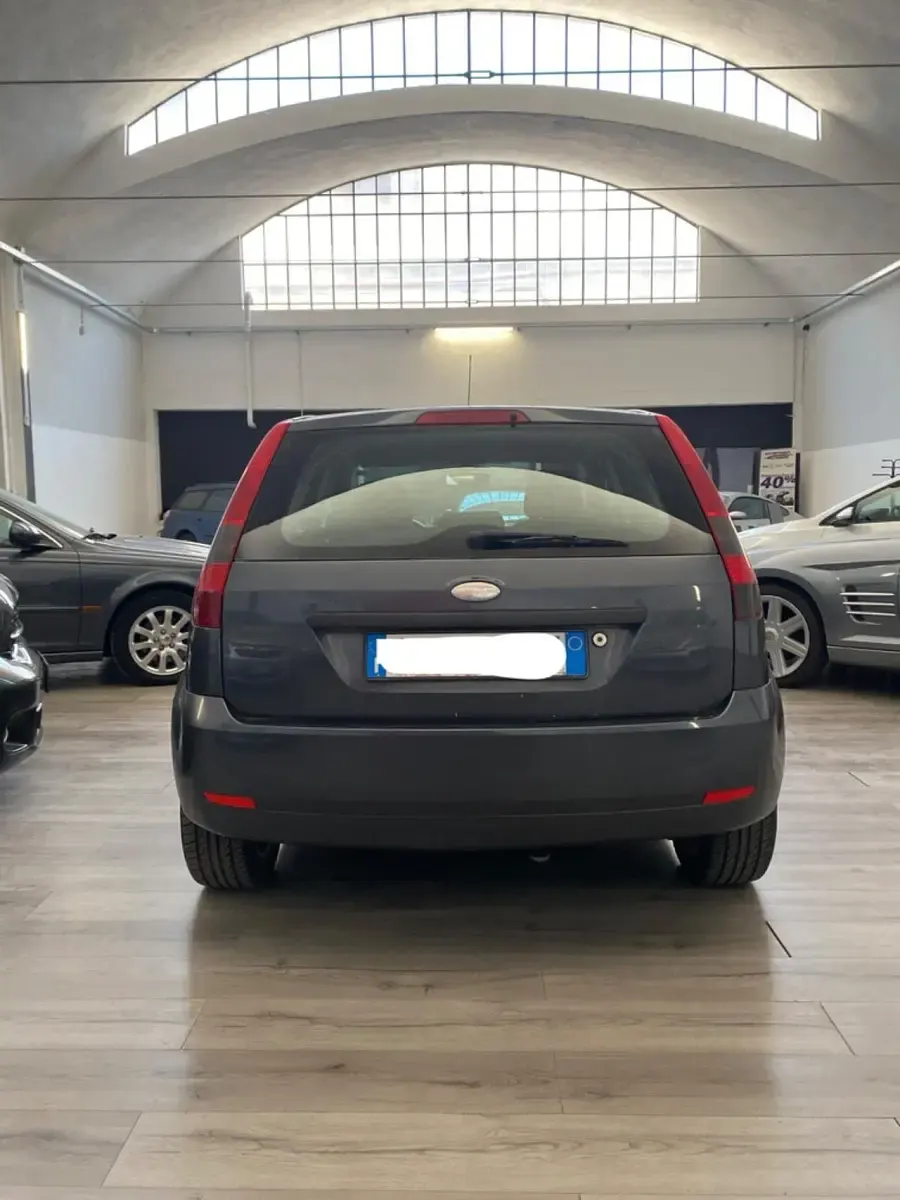 Usata Ford Fiesta Ghia 75 CV (55 kW) 2005 Grigio Utilitaria