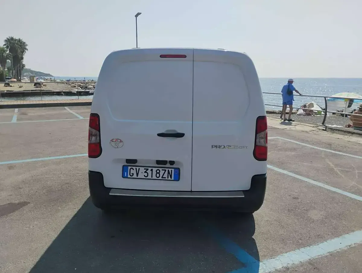Usata Toyota Proace City City 102 CV (75 kW) 2024 Bianco Monovolume