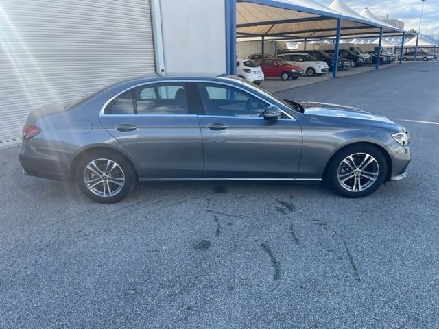 Usata Mercedes E200 Business 160 CV (117 kW) 2022 Argento selenite Berlina