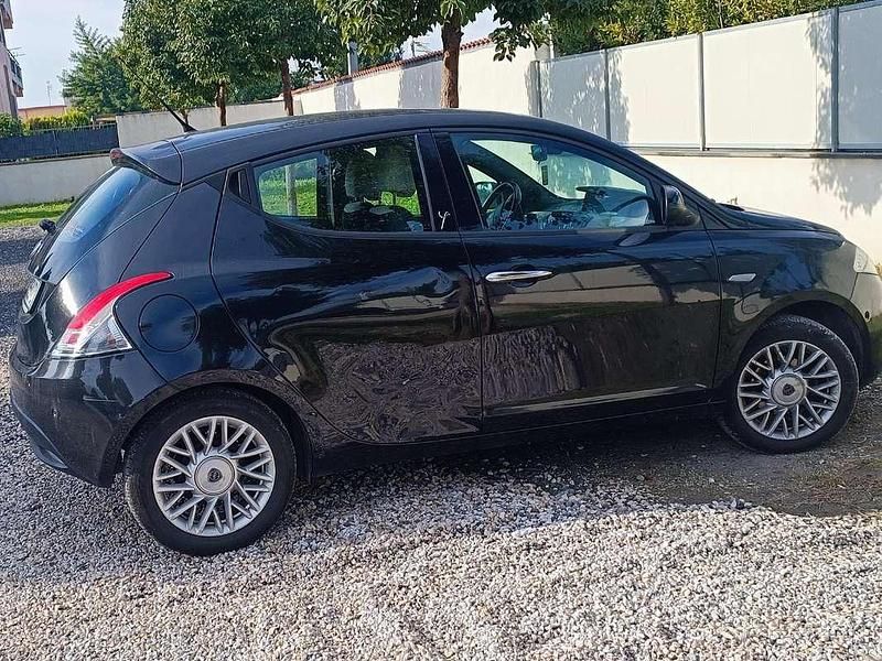 Usata Lancia Ypsilon Gold 69 CV (50 kW) 2014 Nero Utilitaria