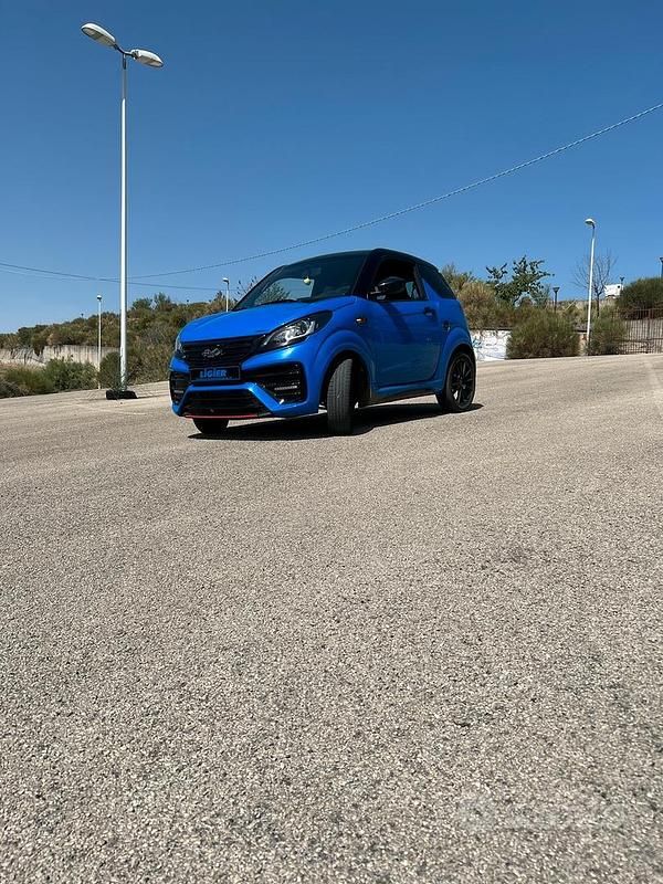 Begagnad Ligier JS50 2023 Blå Halvkombi