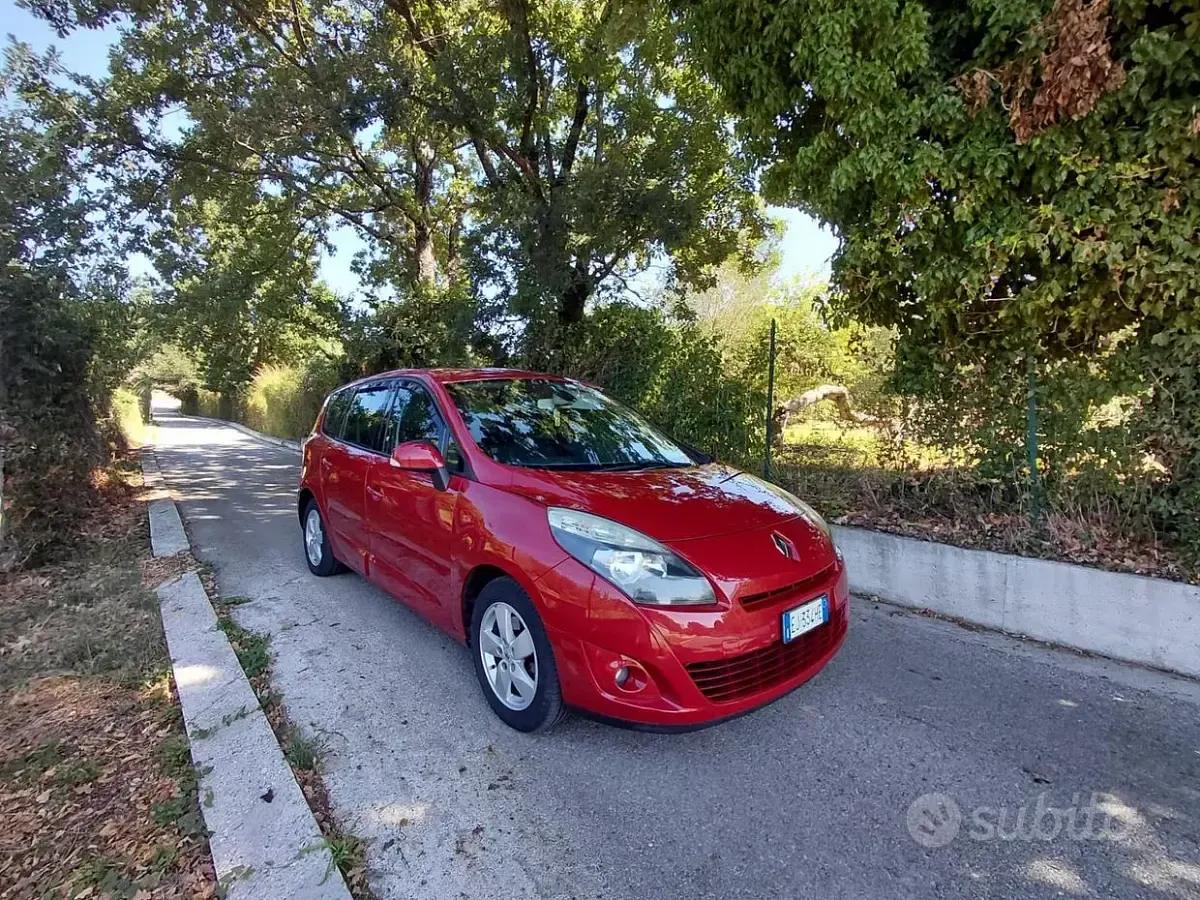 Usata Renault Grand Scénic III 110 CV (80 kW) 2011 Rosso Monovolume