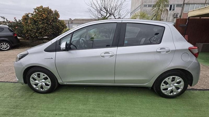 Usata Toyota Yaris Hybrid Active 73 CV (53 kW) 2019 Argento Berlina