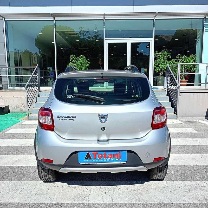 Usata Dacia Sandero Prestige 90 CV (66 kW) 2013 Argento Utilitaria