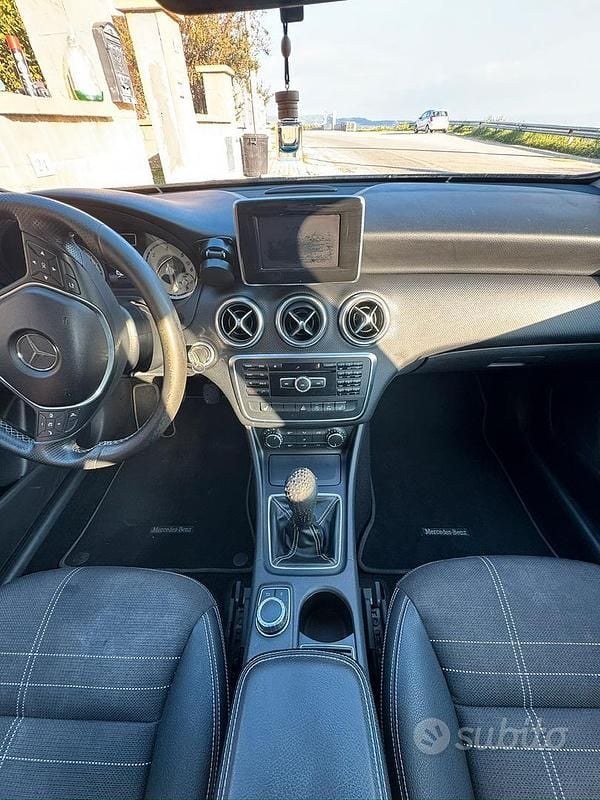 Usata Mercedes A180 109 CV (80 kW) 2015 Nero Berlina