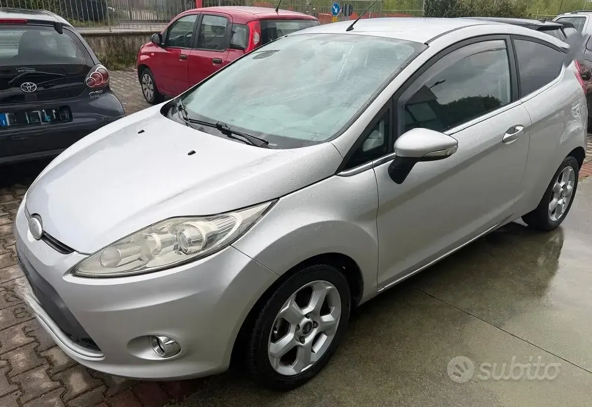Gebraucht Ford Fiesta Titanium 68 PS (50 kW) 2010 Grau Limousine