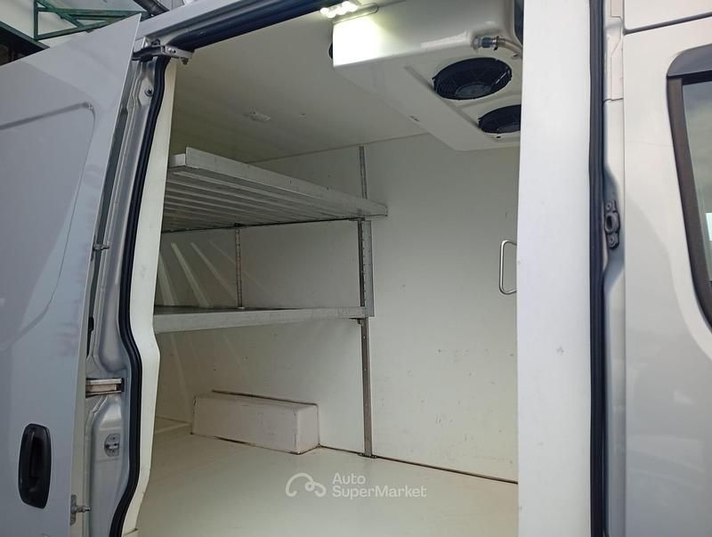 Usata Iveco Daily 136 CV (100 kW) 2022 Argento Berlina