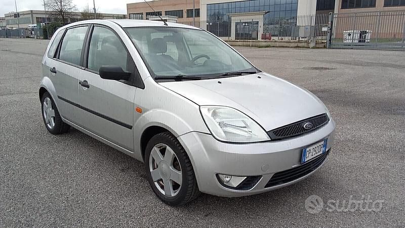 Usata Ford Fiesta 75 CV (55 kW) 2004 Grigio Utilitaria