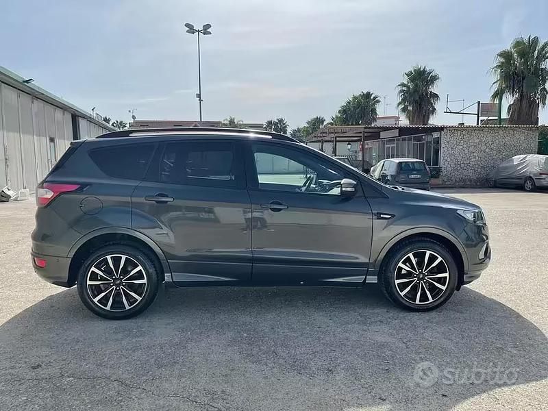 Usata Ford Kuga 120 CV (88 kW) 2018 Grigio SUV