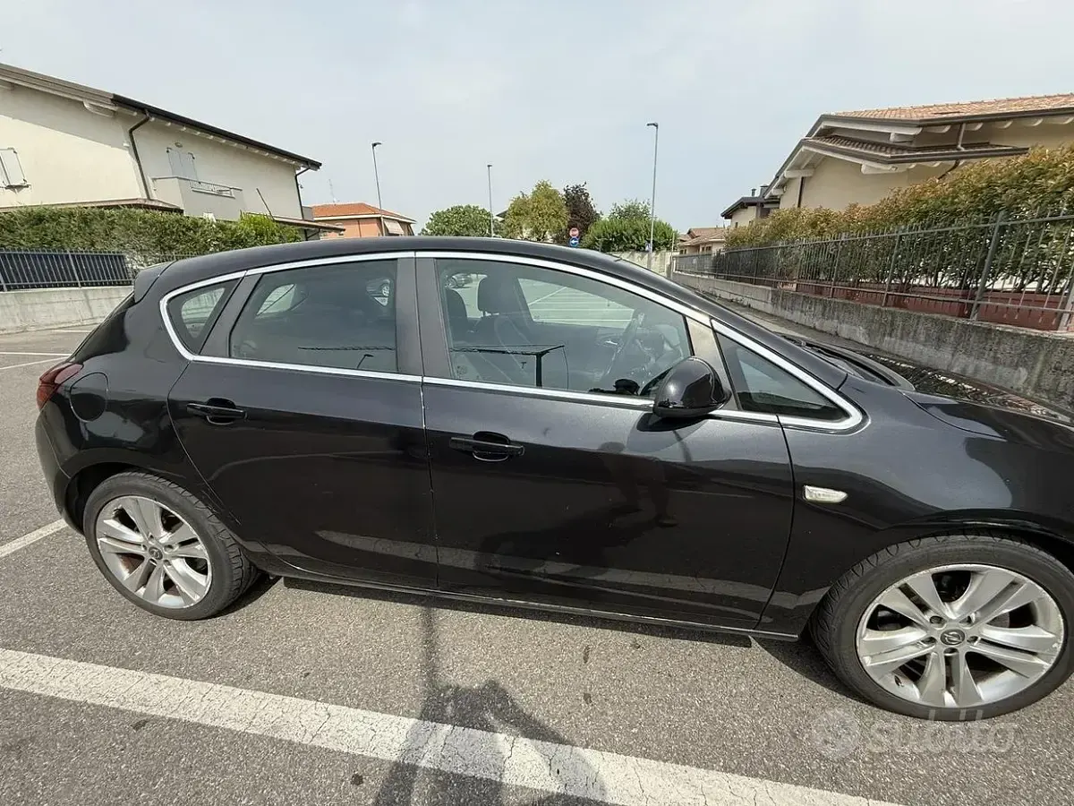 Usata Opel Astra 60 CV (44 kW) 2011 Nero Berlina
