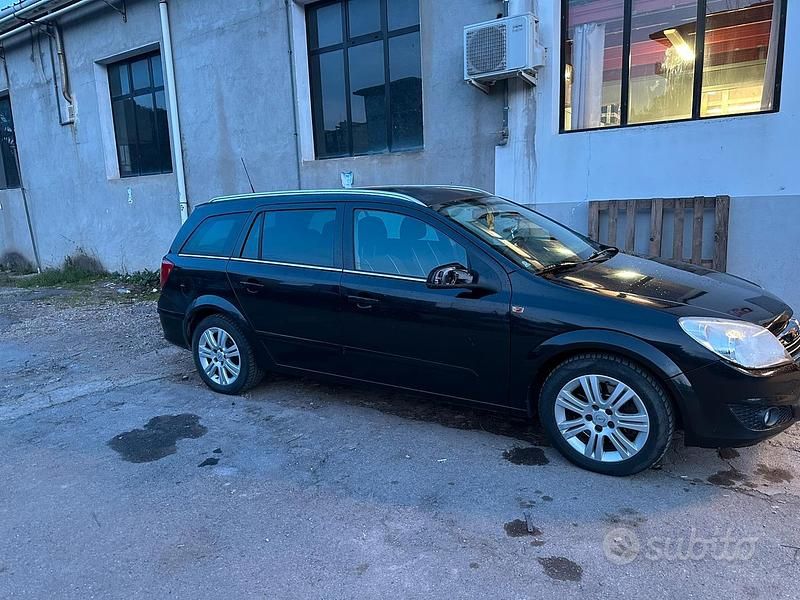 Usata Opel Astra 110 CV (80 kW) 2008 Nero Station wagon