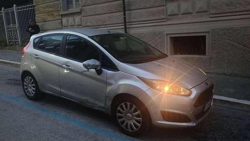 Usado Ford Fiesta ST-Line 75 HP (55 kW) 2017 Cinzento Sedan