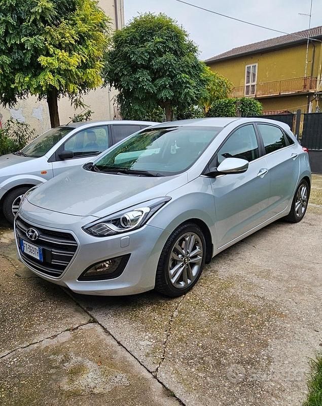 Grigio Usata 2015 Hyundai i30 Tre volumi | 8900 € - Immagine 1/4