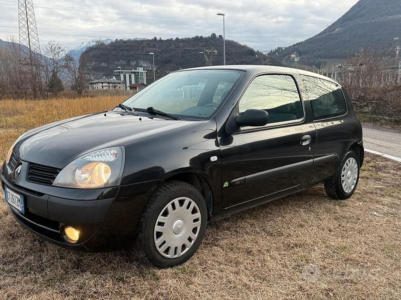 Nero Usata 2005 Renault Clio II Due volumi | 1450 € - Immagine 1/4