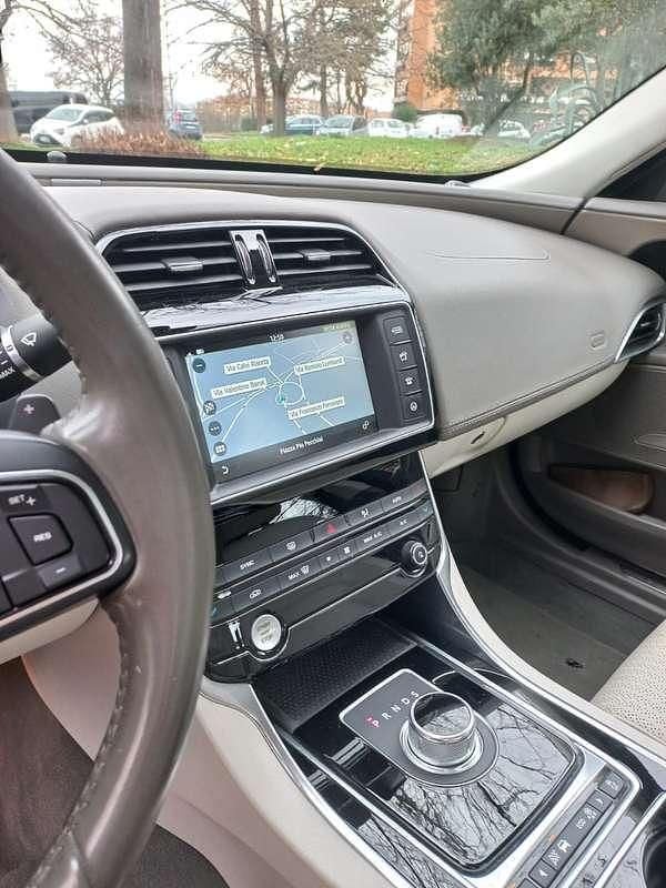 Usata Jaguar XE Portfolio 180 CV (132 kW) 2015 Grigio Berlina